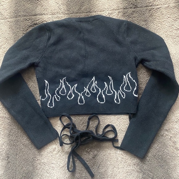 Subdued Black Sweater With White Flames - Picture 3 of 4